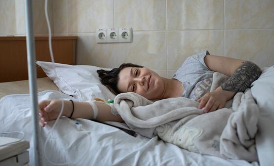Молодая мать со своим новорожденным сыном в Кишиневе, Молдова.